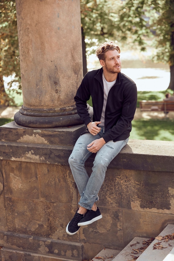 Black - Lifestyle Image 1